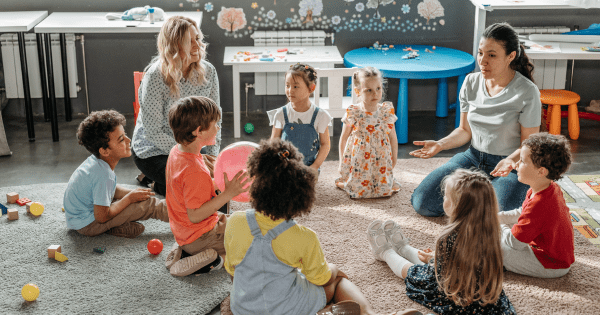 Différence MAM et micro-crèche : quelle structure choisir ?